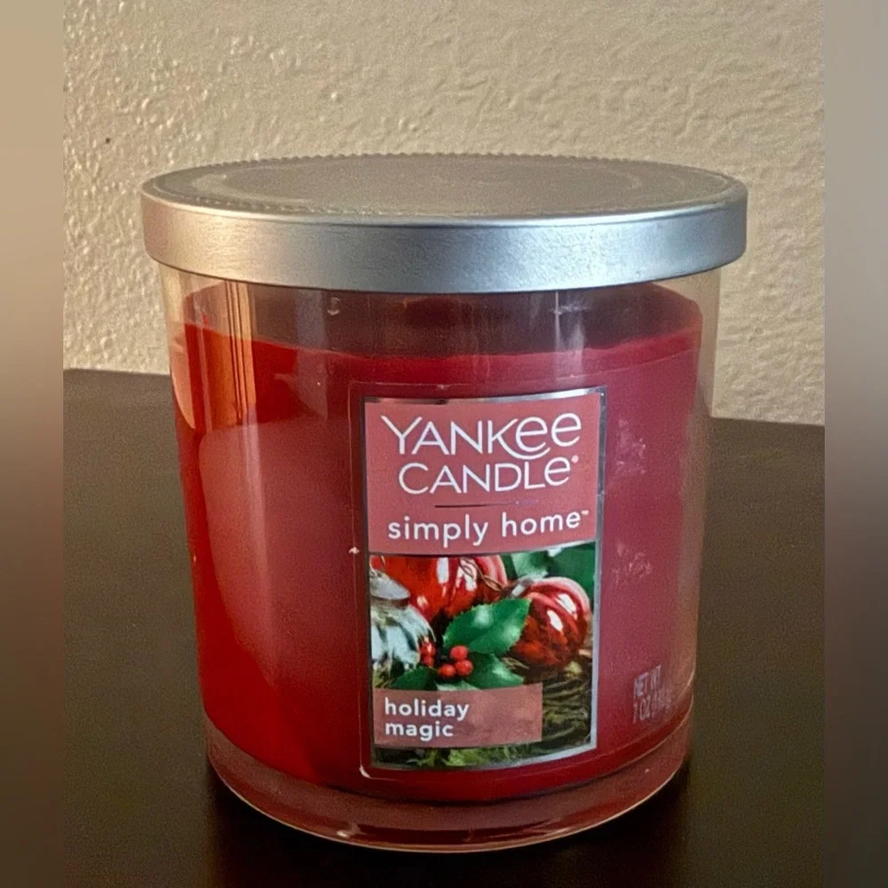 Yankee Candle Simply Home Holiday Magic 7oz Red Tumbler Christmas Candle